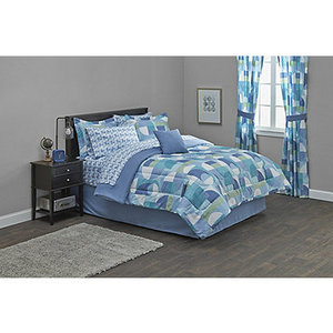 lot 43 image: Carson 8 Piece Blue Bedding Set - King