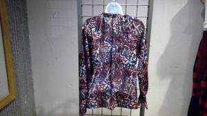 lot 8 image: Split neck printed top Small