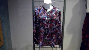 lot 10 image: Split neck printed top  XL
