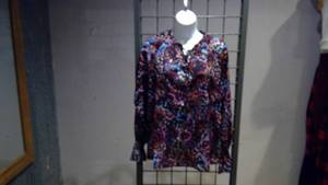 lot 11 image: Split neck printed top  XL