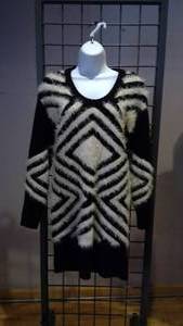 lot 98 image: Sweater White & Black