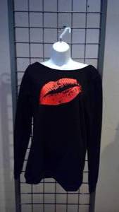 lot 125 image: Kiss Sweater shirt size medium