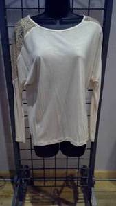 lot 230 image: Long sleeve shirt size smallmedium