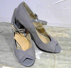 lot 295 image: Shoes gray Decks flex comfort size 8 12