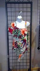 lot 424 image: Swimsuit white floral plus size 2XL