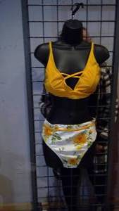lot 431 image: Swimsuit 2-piece yellow floral size L