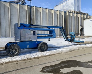 lot 105 image: 2007 Genie Z-6034 Man Lift