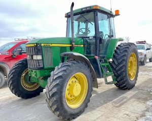 lot 101 image: 2000 John Deere 7210 Tractor