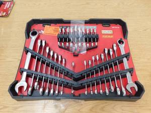 lot 72 image: Husky SAEMM Ratcheting Wrench Set with Stubby (28-Piece)