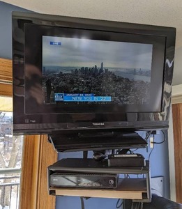 lot 13 image: Toshiba 26 TV with Wall Mount