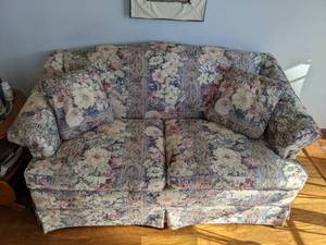 lot 15 image: Clayton Marcus Floral Loveseat