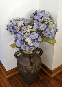 lot 19 image: Beautiful Ceramic Vase Urn with Artifical Blue & White Hydrangeas