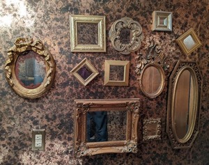 lot 21 image: Set of (11) Vintage Picture Frames & Decorative Mirrors - Gold