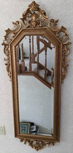 lot 22 image: Beautiful Ornate Gold Mirror