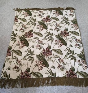 lot 32 image: Beautiful Floral Tapestry
