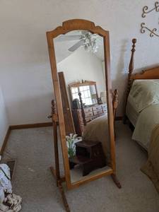 lot 8 image: Vintage Ethan Allen Heirloom Nutmeg Maple Colonial Style Swivel Floor Mirror 10-5060