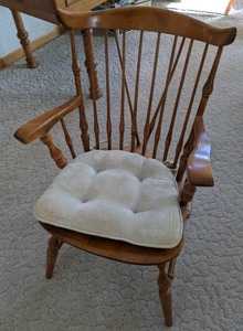 lot 47 image: Vintage Wooden Fiddleback Windsor Style Chair with Arms & Chair Pad
