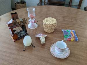 lot 58 image: Mixed Lot of Decorative Items and Silicone Bracelets