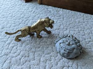 lot 60 image: Lot of 2 Doorstops Tiger & Funny Face