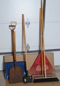 lot 72 image: Lot of 6 Long Handled Yard Tools