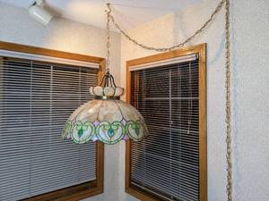 lot 86 image: Elegant 24 Tiffany-Style Chandelier