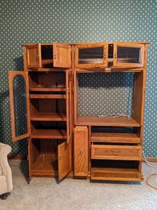 lot 89 image: Vintage Wood TV Entertainment Center
