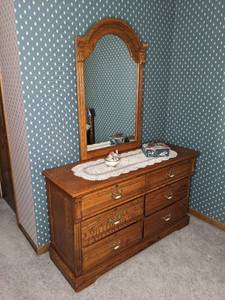 lot 99 image: Beautiful 6-Drawer Dresser with Mirror, Ceramic Jewelry Box, Floral Jewelry Box