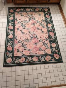 lot 101 image: Floral Bathroom Rug