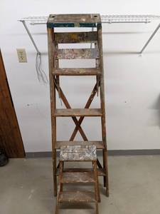 lot 128 image: Set of 2 Wooden Ladders 5 Painting Ladder and Step Ladder