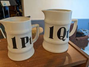 lot 140 image: Set of 2 Ceramic Pitchers 1 Pint & 1 Quart
