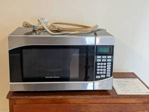 lot 105 image: Hamilton Beach Small Microwave