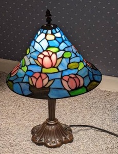 lot 129 image: Tiffany Style Glass Lampshade and 18 Based