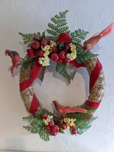 lot 142 image: Lovely 16 Decorative Wreath with Faux Cardinals, Greenery & Flowers