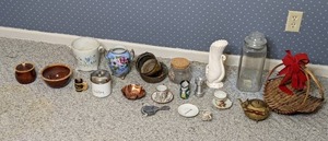 lot 146 image: Assortment of Home Decor Items