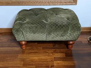 lot 150 image: Gorgeous Green Tufted Ottoman