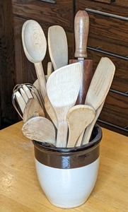 lot 158 image: Ceramic Utensil Holder with Wood Kitchen Utensils