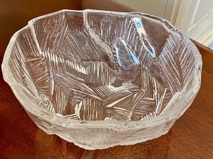 lot 13 image: Beautiful HOYA Glass Bowl