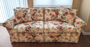 lot 29 image: Stickley Floral Print Sofa