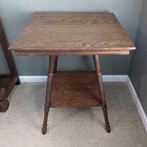 lot 44 image: Vintage Oak Parlor Table