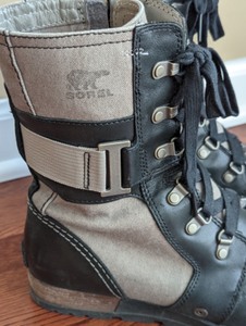 lot 100 image: Sorel Major Carly Snow Boots