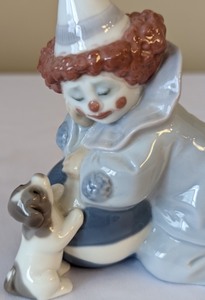 lot 160 image: Lladro Clown with Puppy Figurine