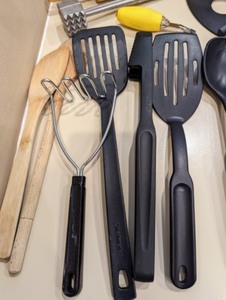 lot 171 image: Assorted Kitchen Utensils