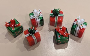 lot 174 image: Miniature Art Glass Christmas Gifts