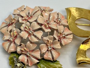 lot 219 image: Variety of Vintage Brooches