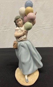 Beautiful Lladro Balloon Seller, Girl with balloons, Retired figurine #5141 Issued in 1982 - Like New Condition