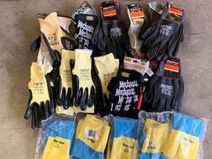 lot 22 image: New Miscellaneous Glove Lot
