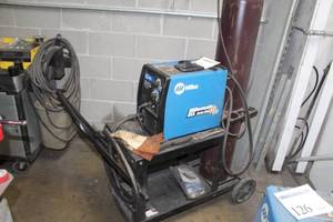 lot 125 image: Miller Millermatic 211 Auto-Set 120230V Wire Welder