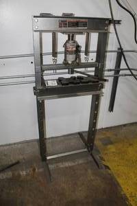lot 127 image: Central Machinery 20-Ton Shop Press