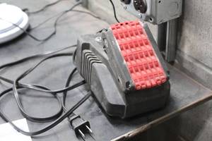 lot 137 image: Bosch Battery Charger BC660 with 18V Lithium Ion Slimpack Battery