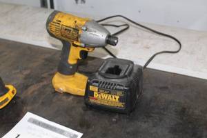 lot 163 image: DeWalt DW054 14 Heavy Duty Impact Driver, Charger